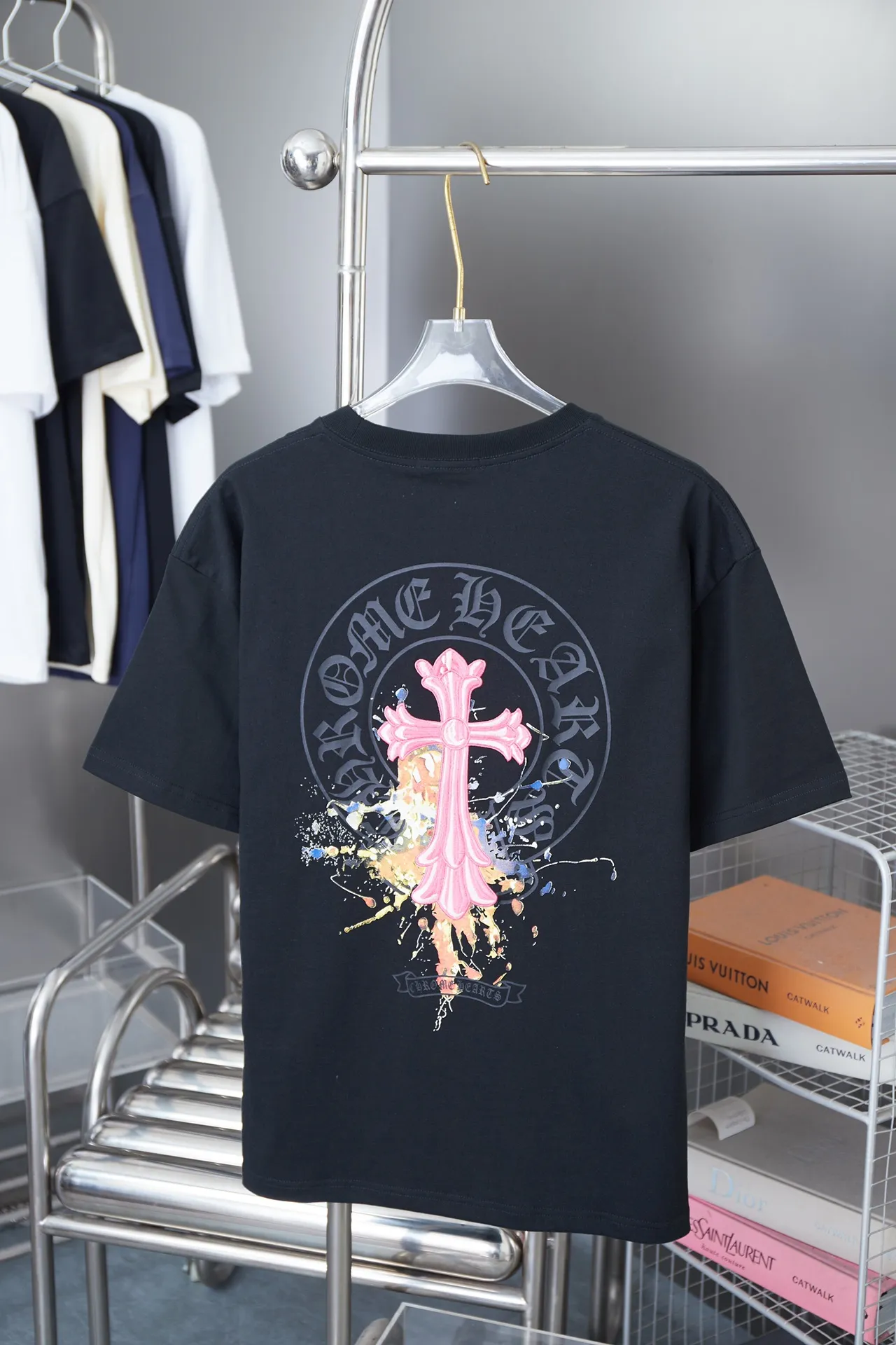 🅿️200 Ch*ome Hearte 25SS early spring new style Contrast color embroidery Crow heart cross short sleeve Light luxury essential item for daily commuting for men and women Correct version Welcome to compare Detailed features · 320g 100% pure cotton double yarn jersey fabric · Custom dyed in the same cylinder, special thickened 32 pieces double-strand 1X1 thread · Imported Tajima machine embroidery tatami embroidery · Digital direct printing logo pattern · Double-needle stitching and cross-seam technology · Original main mark, washed tag, brand moisture-proof paper packaging Color: black/white/pink Size: S/M/L/XL